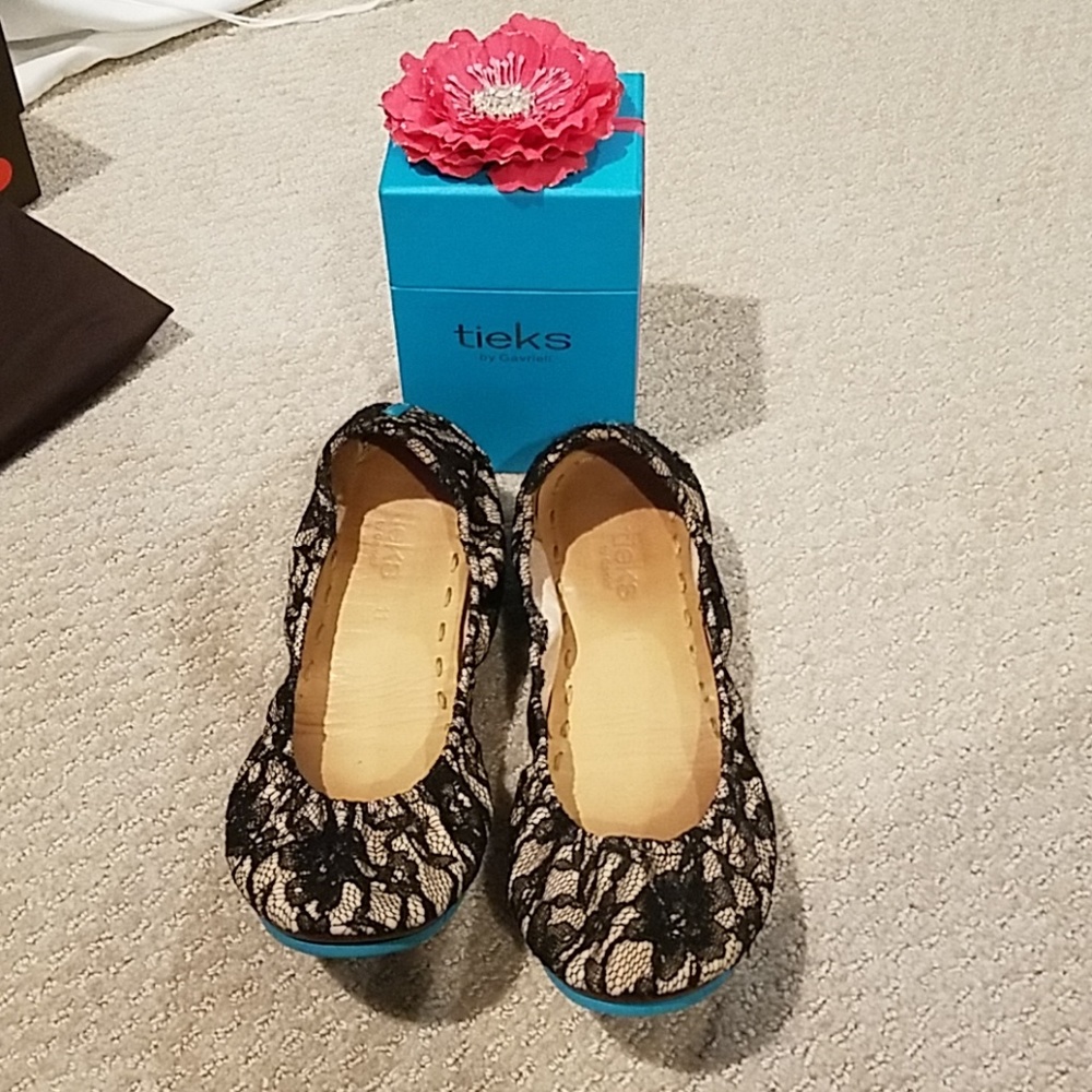 Black lace Tiek flats